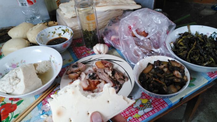 五莲特色:大饼、羊汤、烧烤猪头肉、卤水豆腐 五莲特色:大饼、羊汤、烧烤猪头肉、卤水豆腐