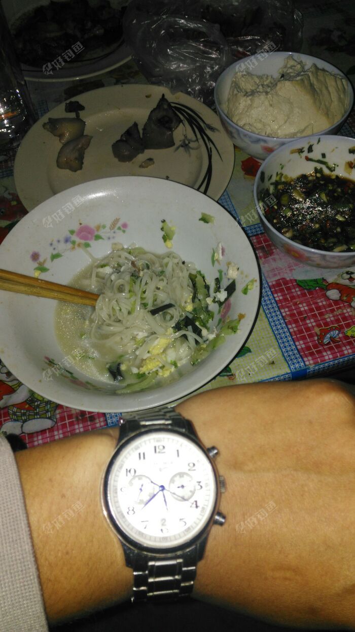 狼吞虎咽还不忘看看出发时间 狼吞虎咽还不忘看看出发时间