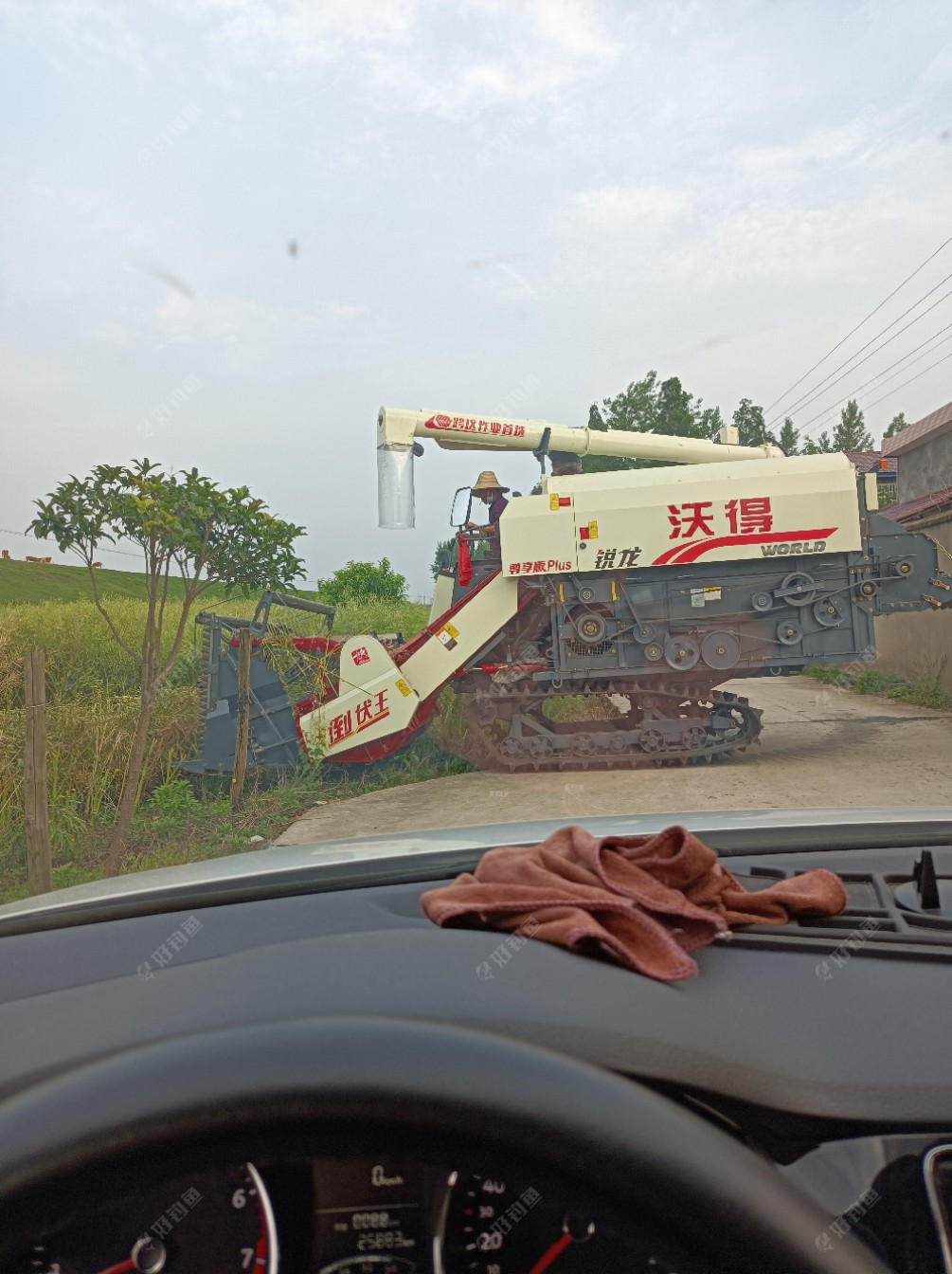回家时，被收割机挡了道，不