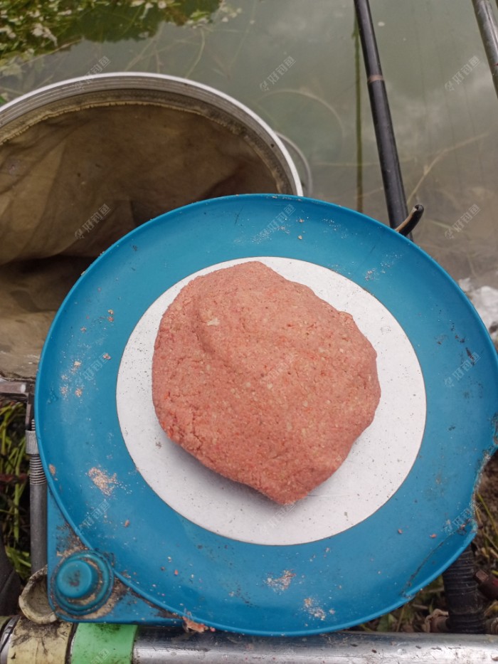 三种饵料配成的饵团。
