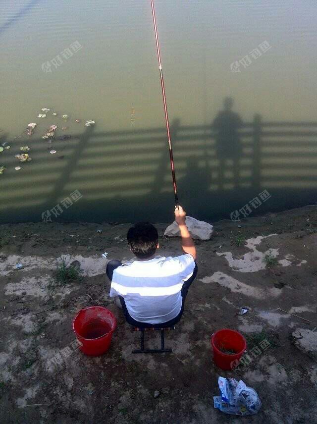 和两个朋友去南湖钓鱼.唉鱼没钓到,小龙虾钓了十几个!